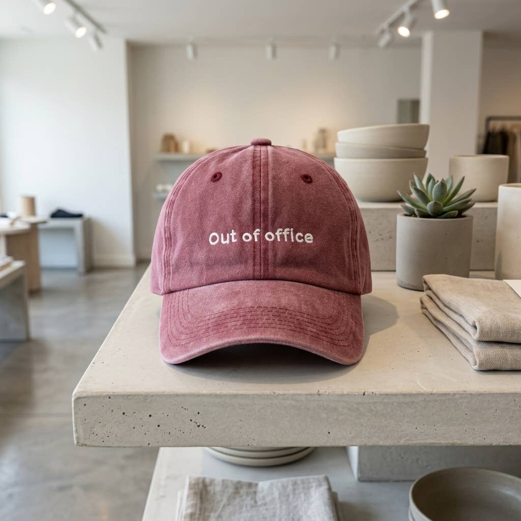 Casquette rose brodée « Hors du bureau »: Black/Gray