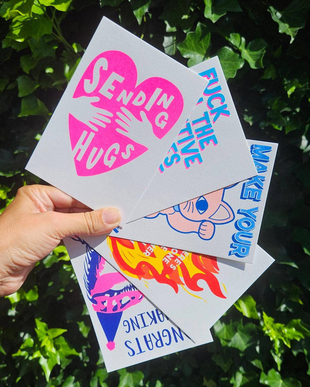 Impression Riso « SENDING HUGS » – Une étreinte chaleureuse à envoyer