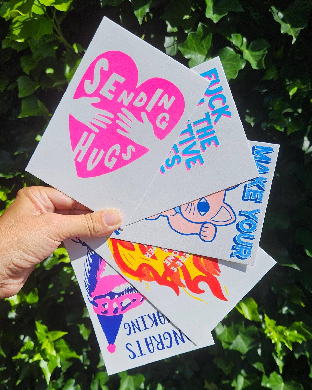 Impression Riso « SENDING HUGS » – Une étreinte chaleureuse à envoyer