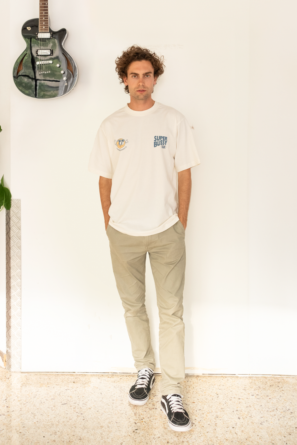T-shirt unisexe blanc cassé « Super Bussy Club » | S / Oversize