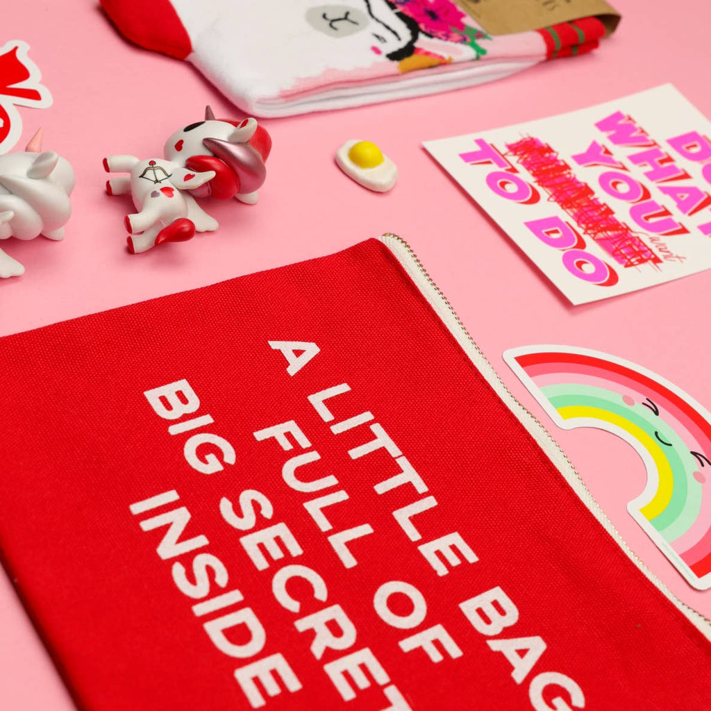 Trousse maquillage rouge « A LITTLE BAG FULL OF BIG SECRETS »