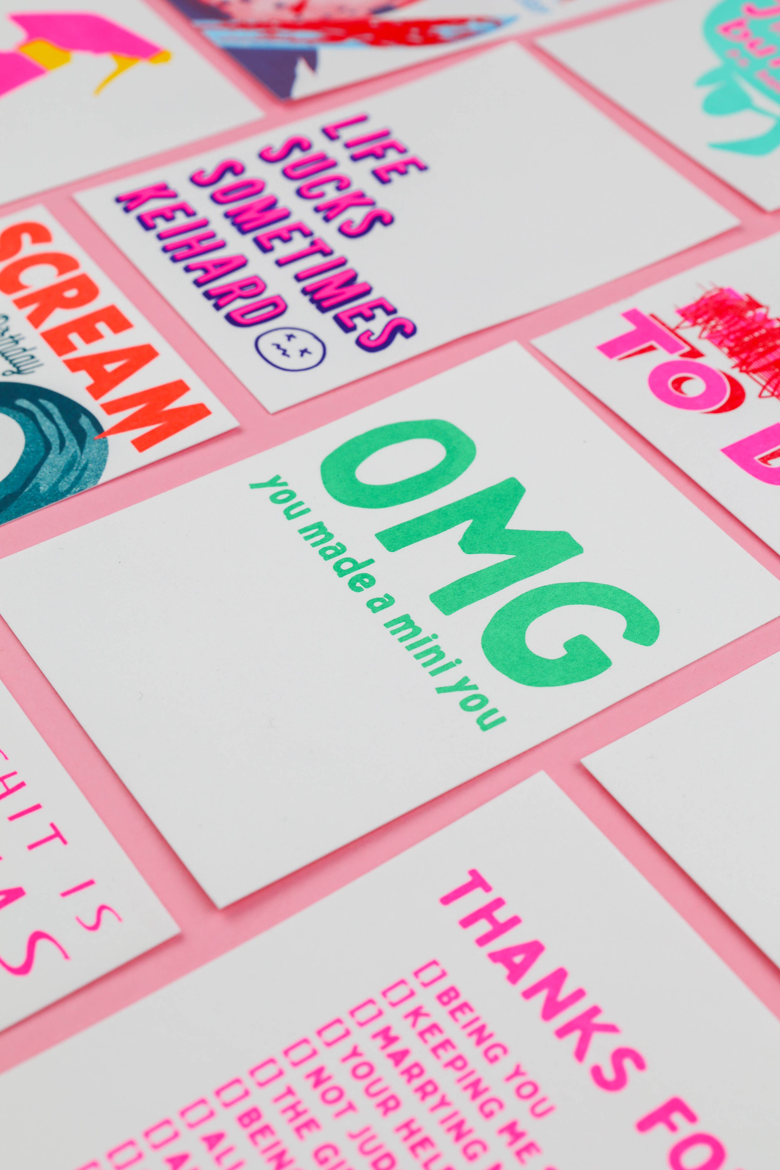 Carte postale verte « OMG you made a mini you »