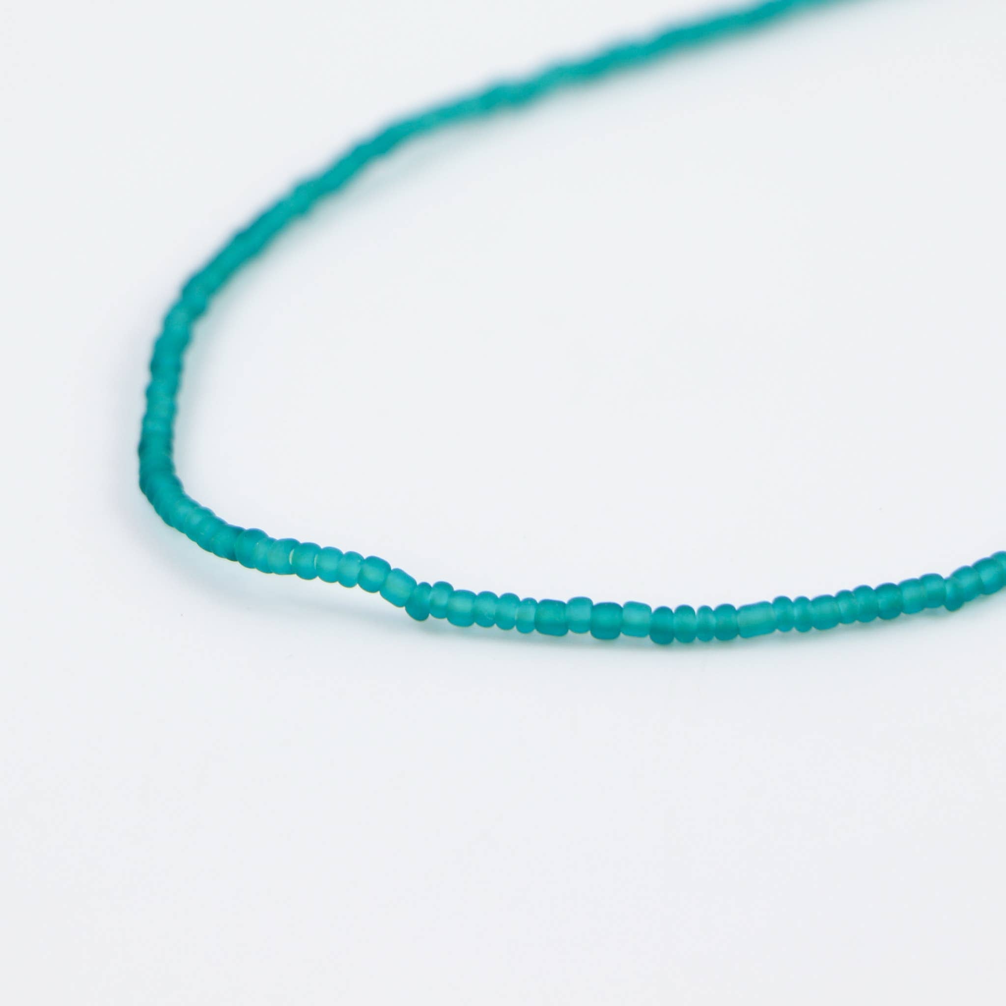 Ka'anapali — collier perlé en verre dépoli, ras-du-cou réglable: Bleu Clair