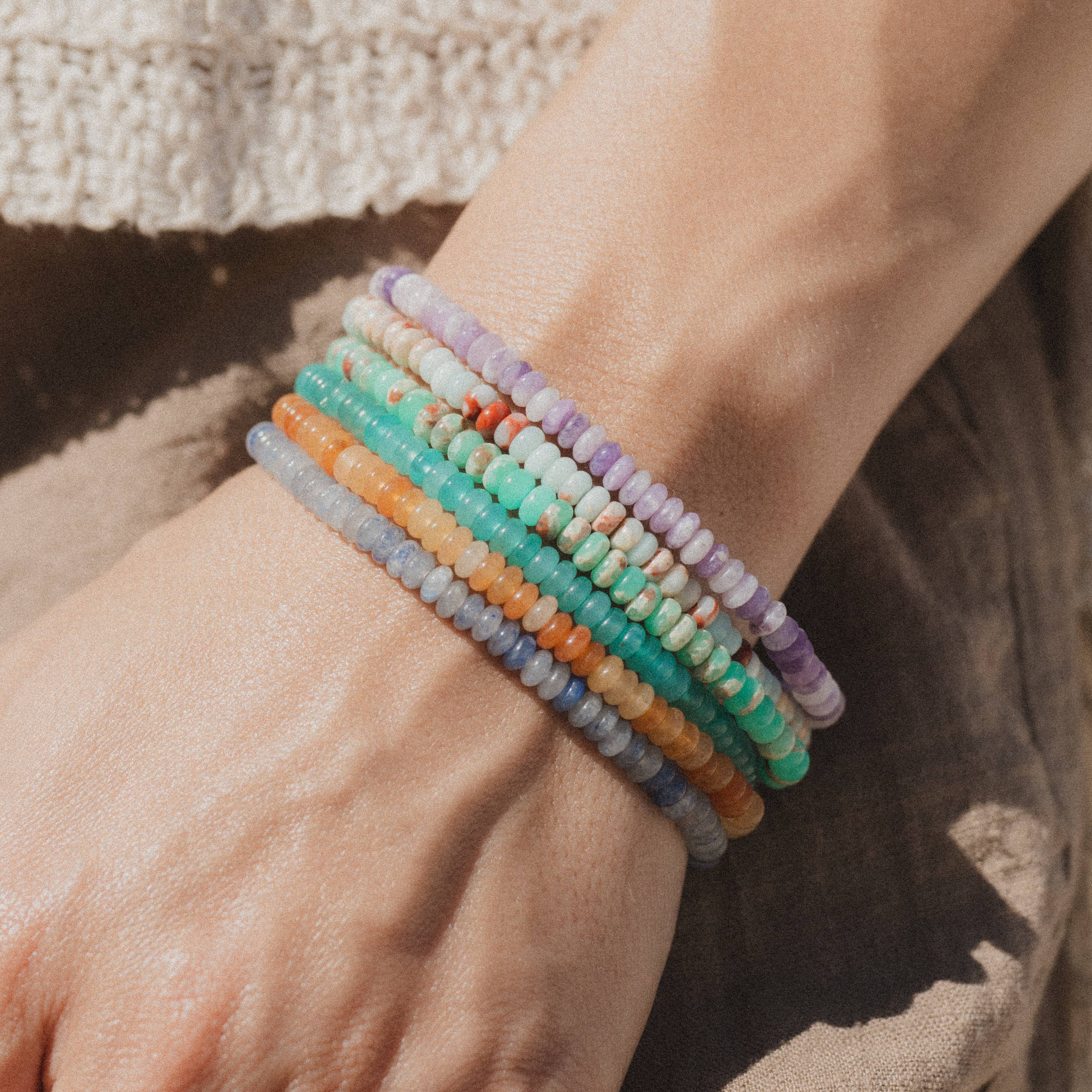 Bracelet élastiqué Pohaku en pierres précieuses: Agalmatolite