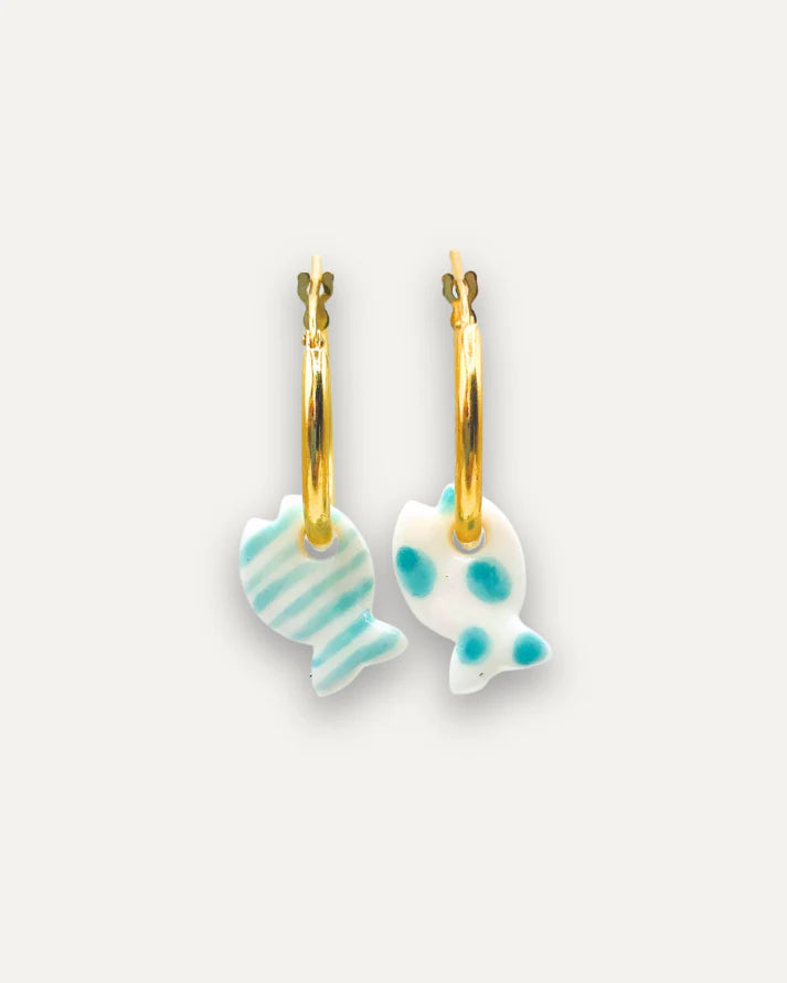 Boucles d'oreilles créoles - Pendentif poisson en porcelaine et argent 925