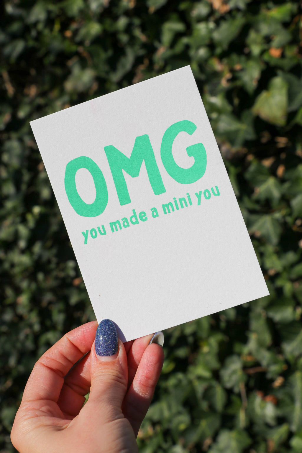 Carte postale verte « OMG you made a mini you »