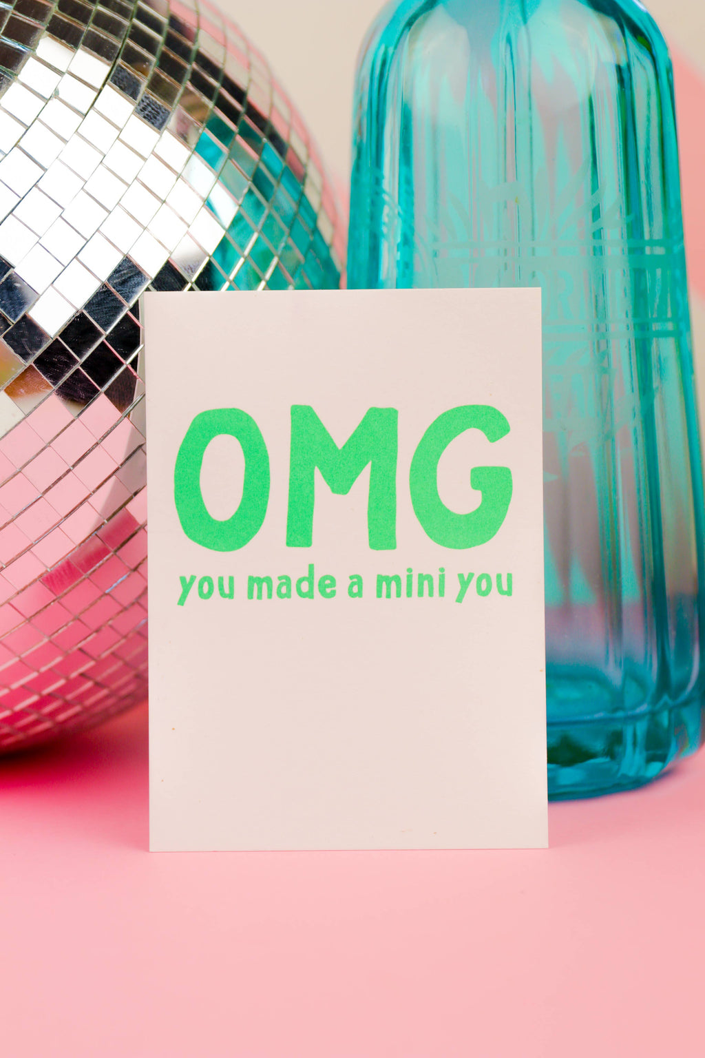 Carte postale verte « OMG you made a mini you »