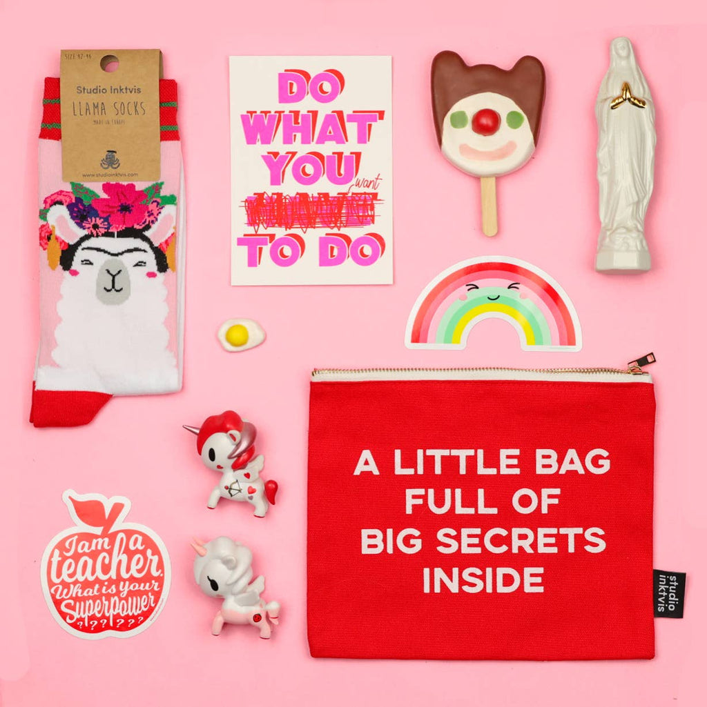Trousse maquillage rouge « A LITTLE BAG FULL OF BIG SECRETS »
