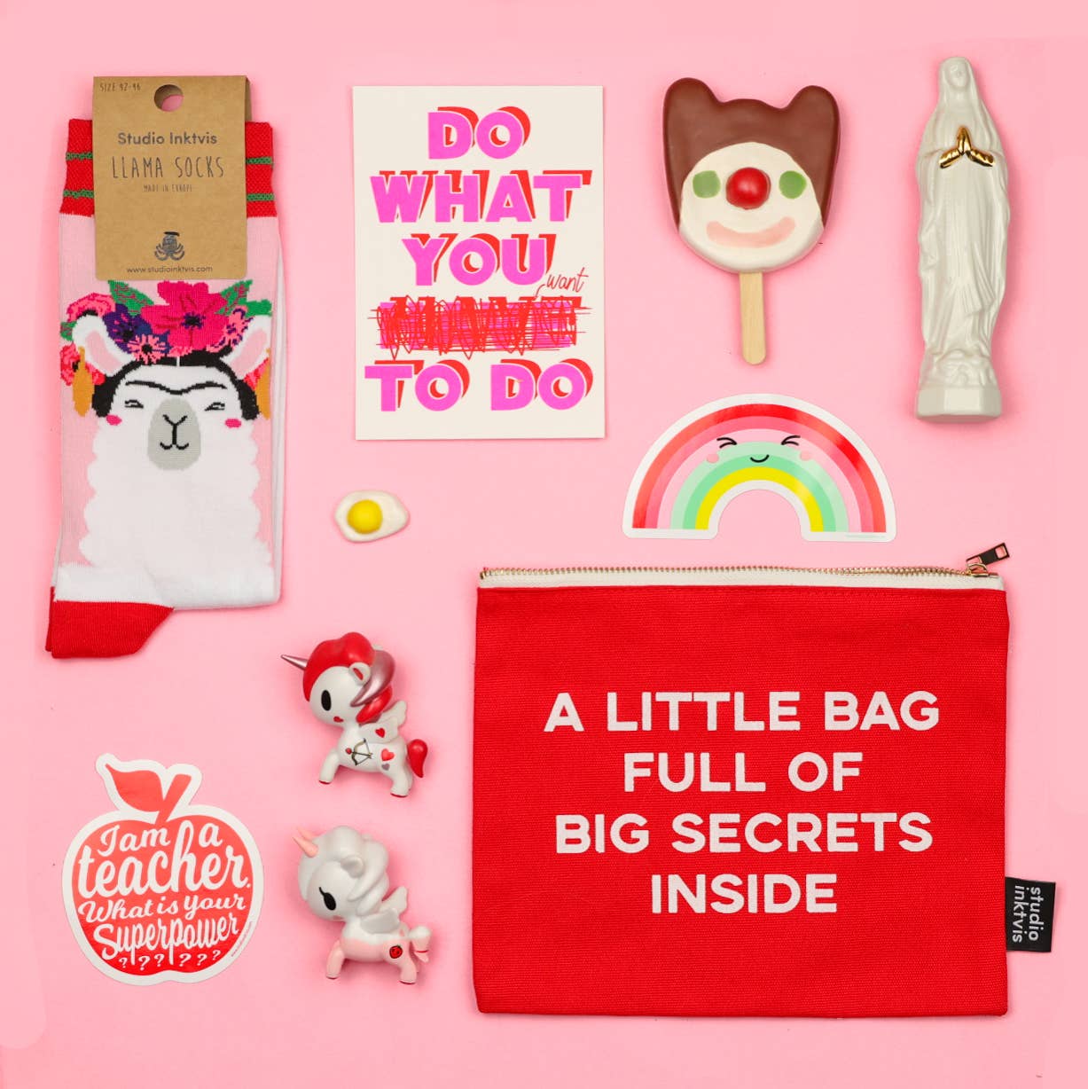 Trousse maquillage rouge « A LITTLE BAG FULL OF BIG SECRETS »