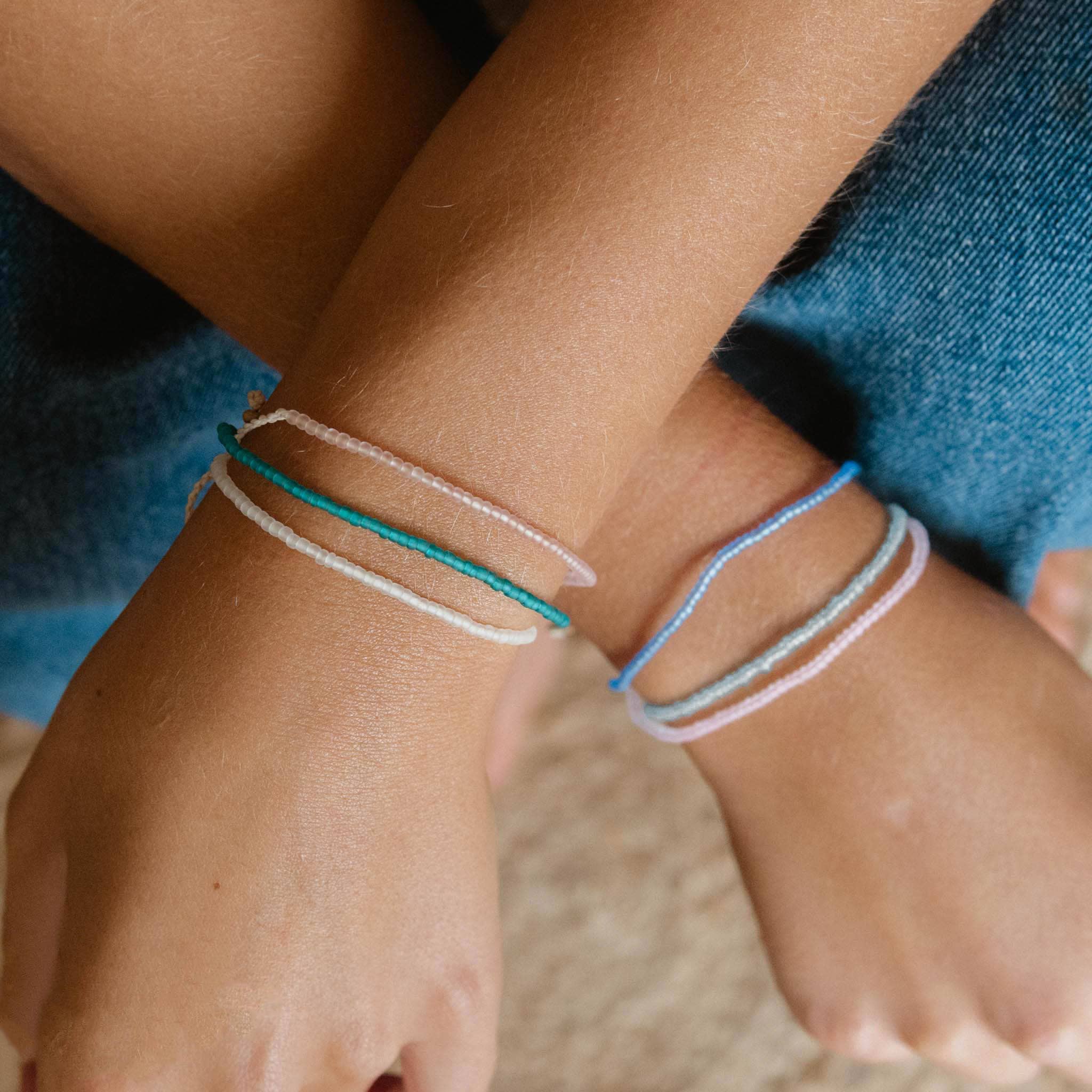Bracelet perlé en verre dépoli Ka'anapali, bracelet de cheville Surf: Blanc