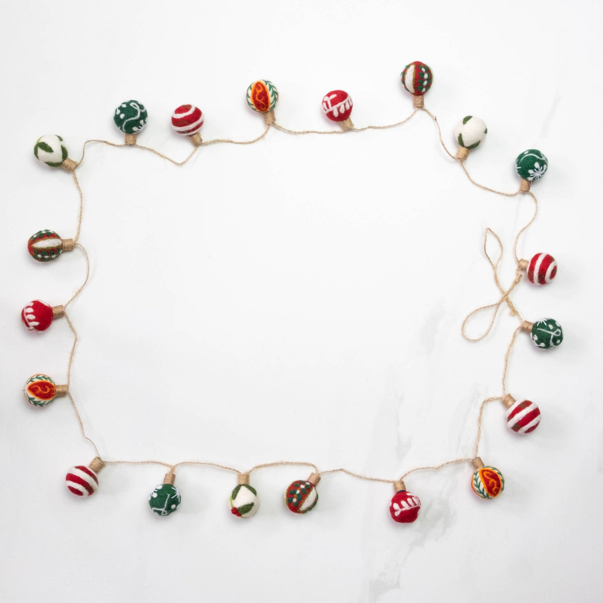 Guirlande - Décor de Noël - Boule de Noël brodée