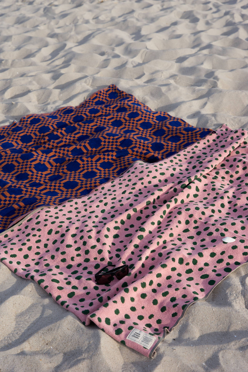 Serviette de plage à motifs galets rose et vert