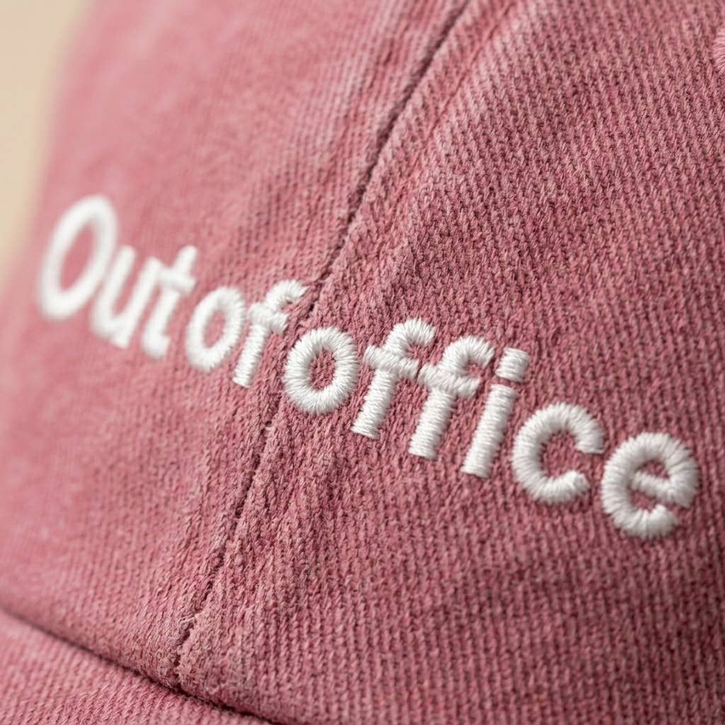 Casquette rose brodée « Hors du bureau »: Black/Gray