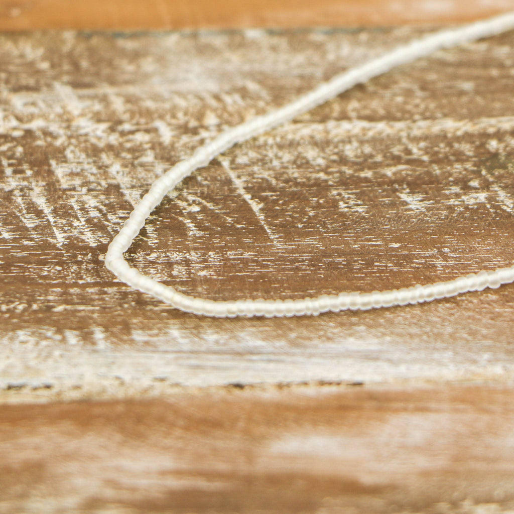 Ka'anapali — collier perlé en verre dépoli, ras-du-cou réglable: Blanc