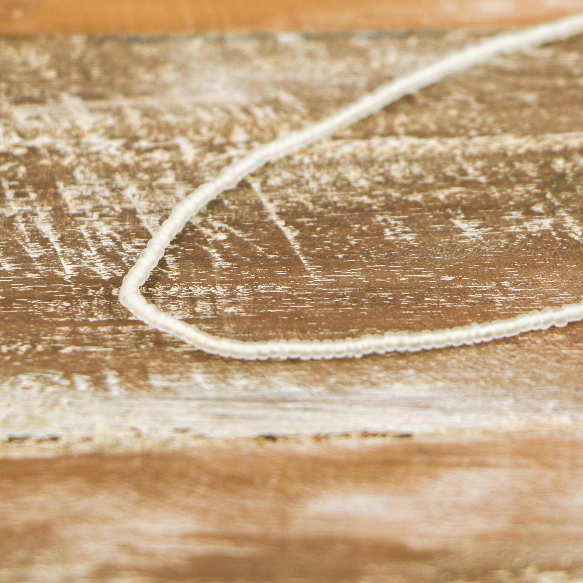 Ka'anapali — collier perlé en verre dépoli, ras-du-cou réglable: Blanc