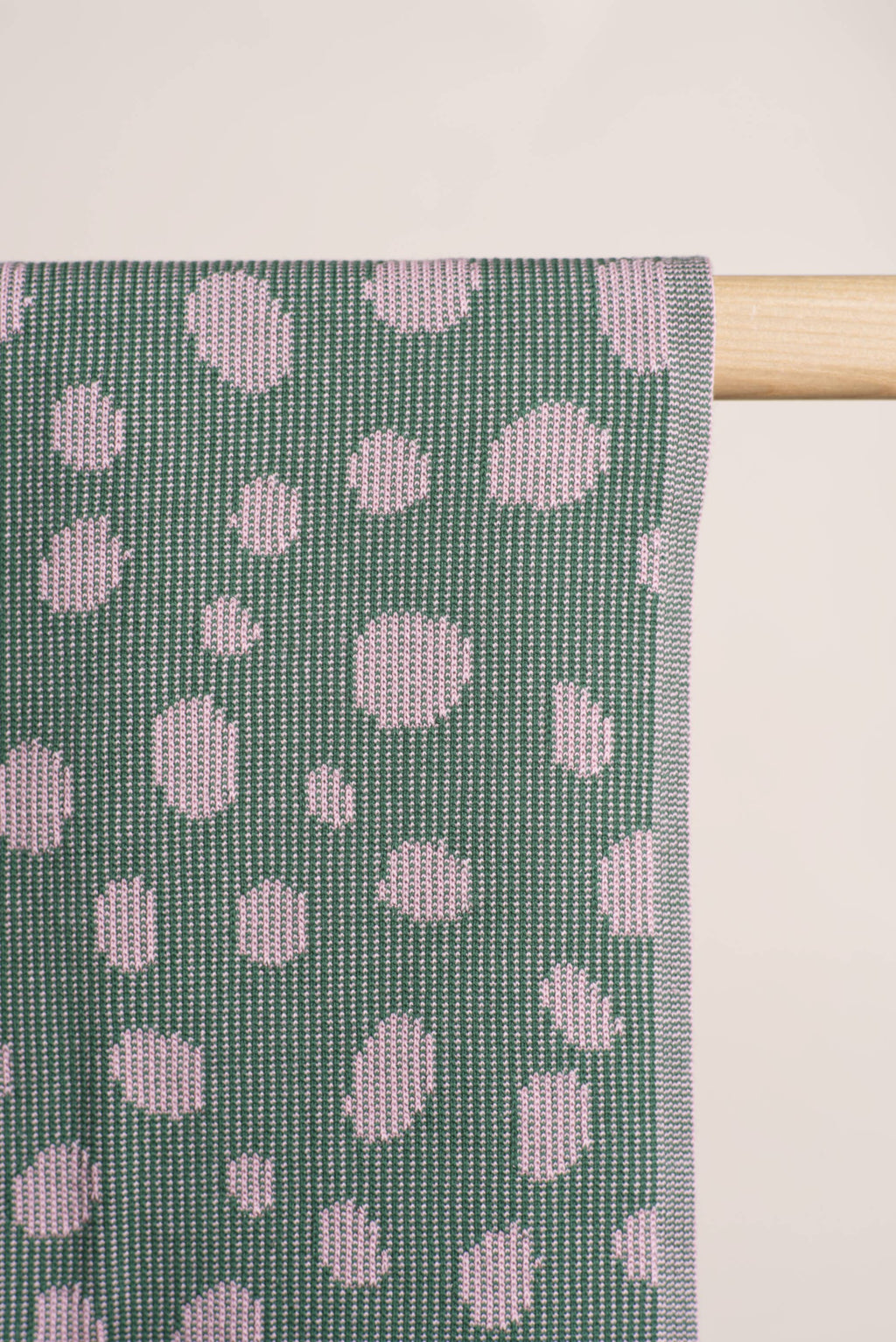 Serviette de plage à motifs galets rose et vert