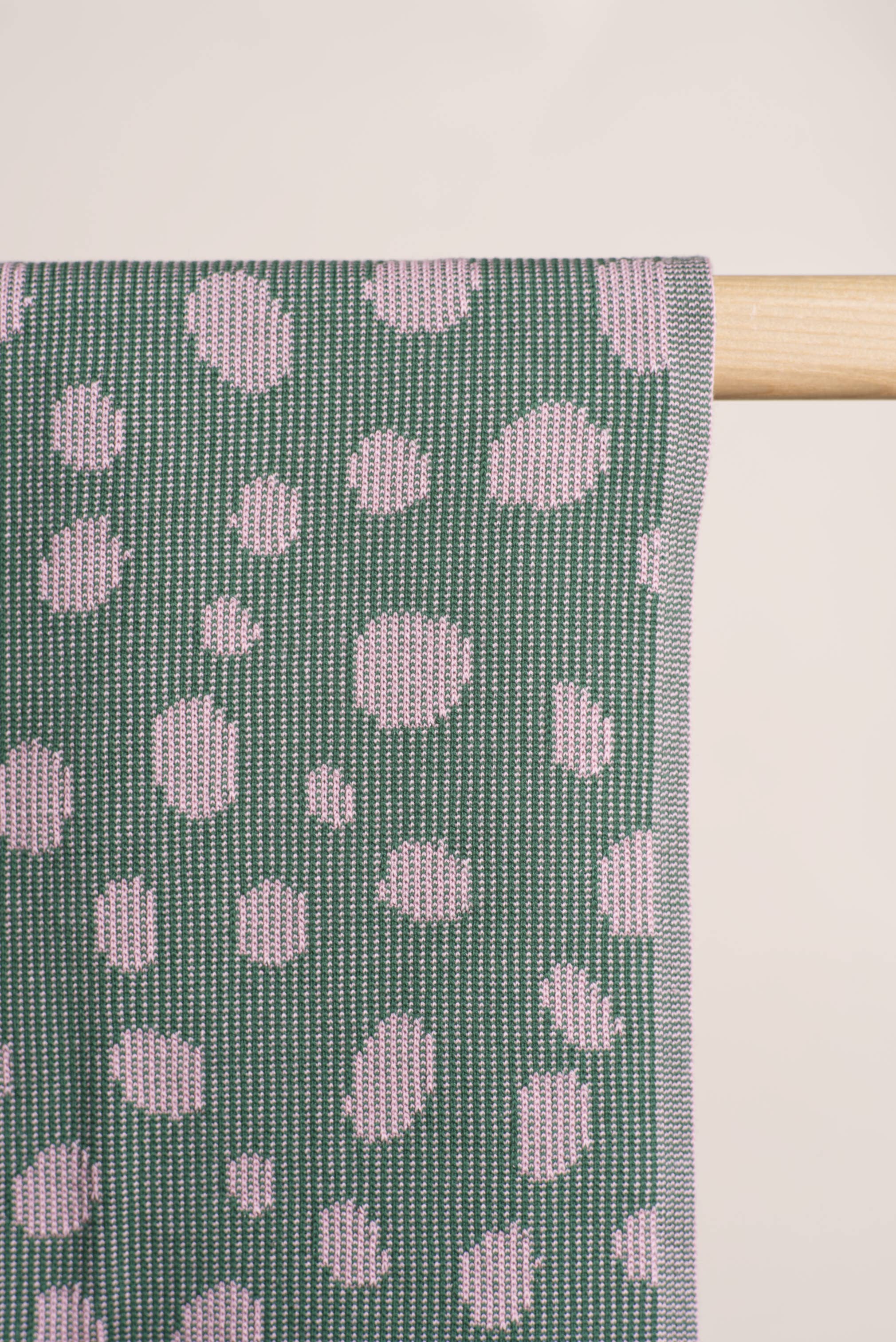 Serviette de plage à motifs galets rose et vert