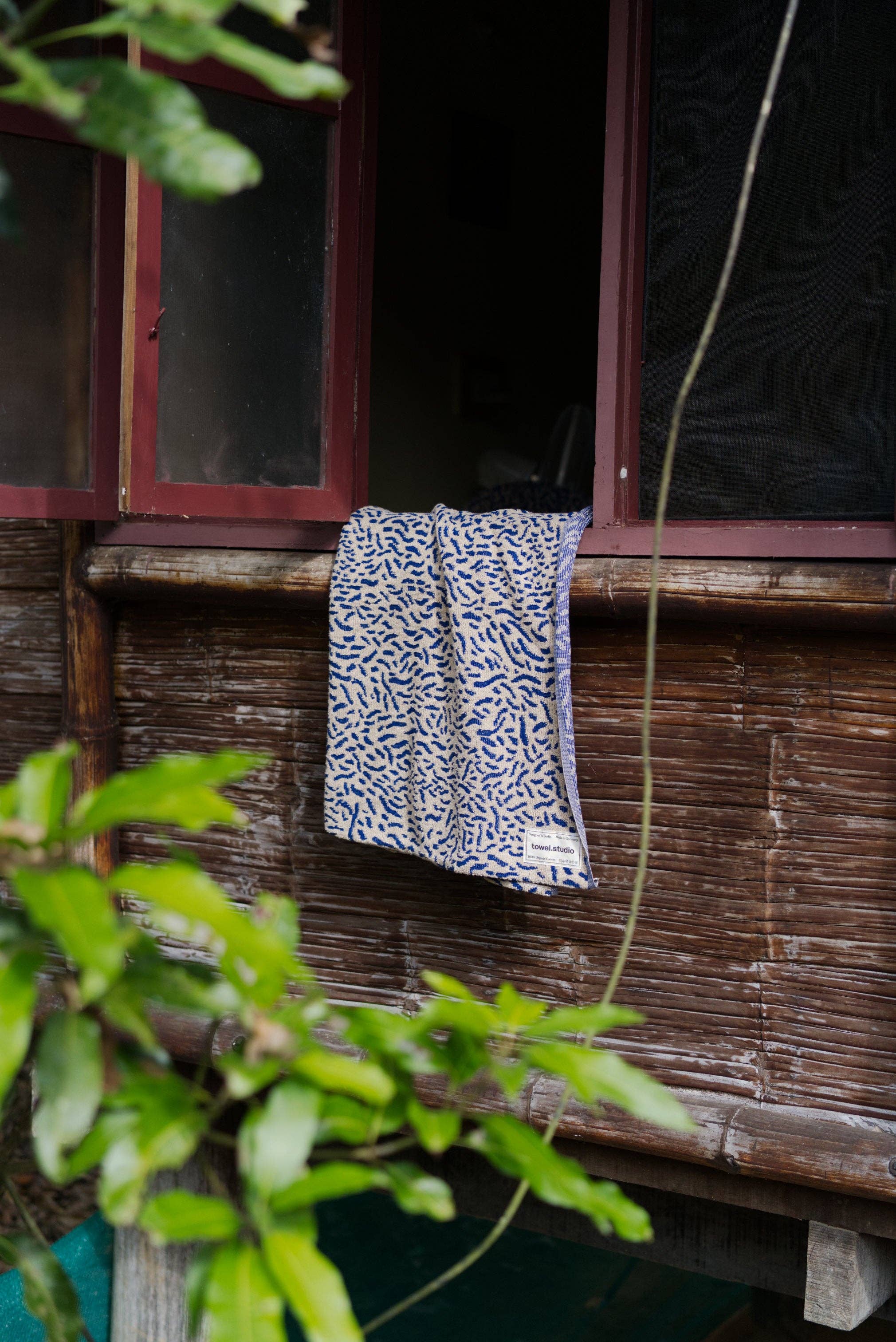 Serviette de plage Worm bleu électrique