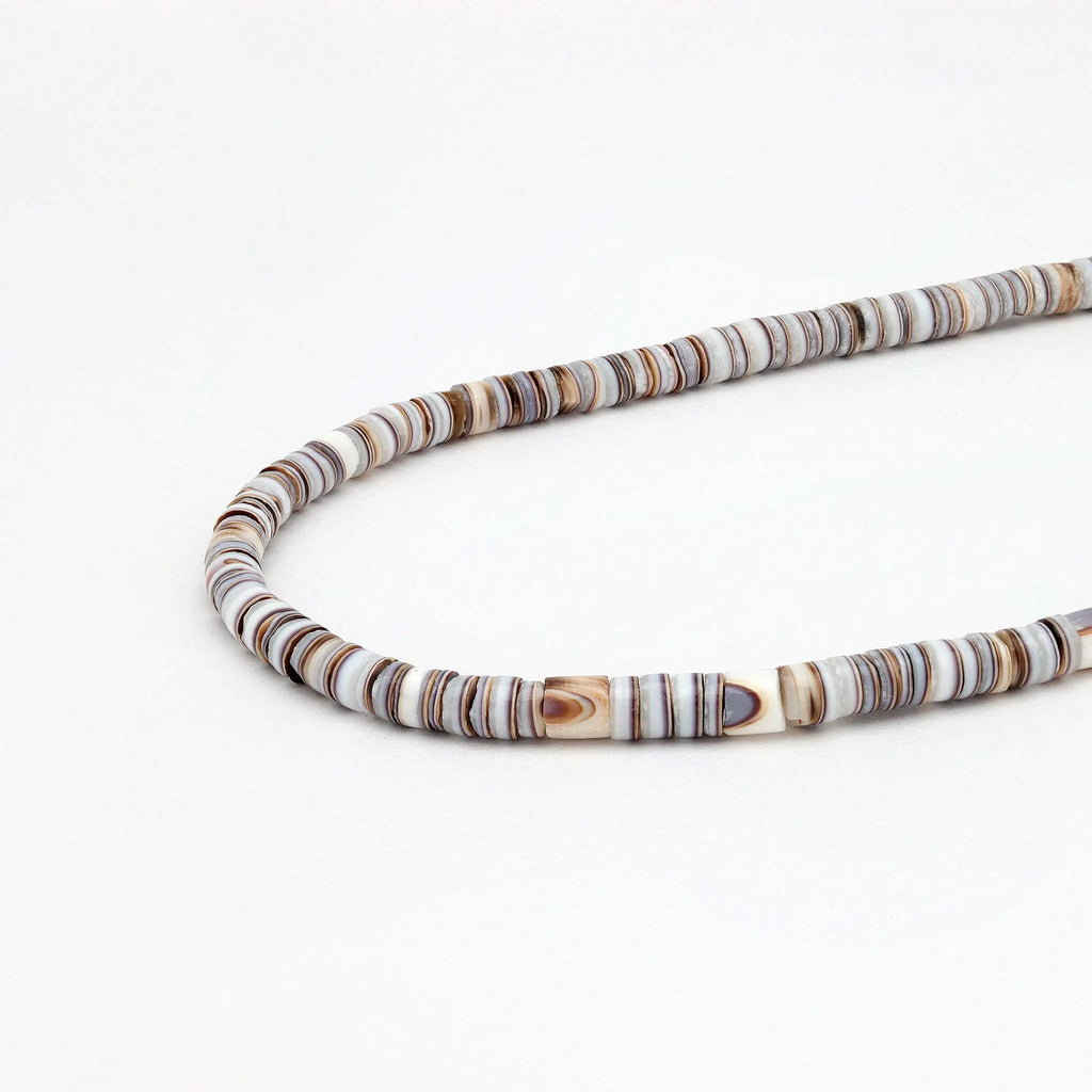 Collier perlé naturel Pakui, ras-de-cou surf pour hommes: Marron Clair