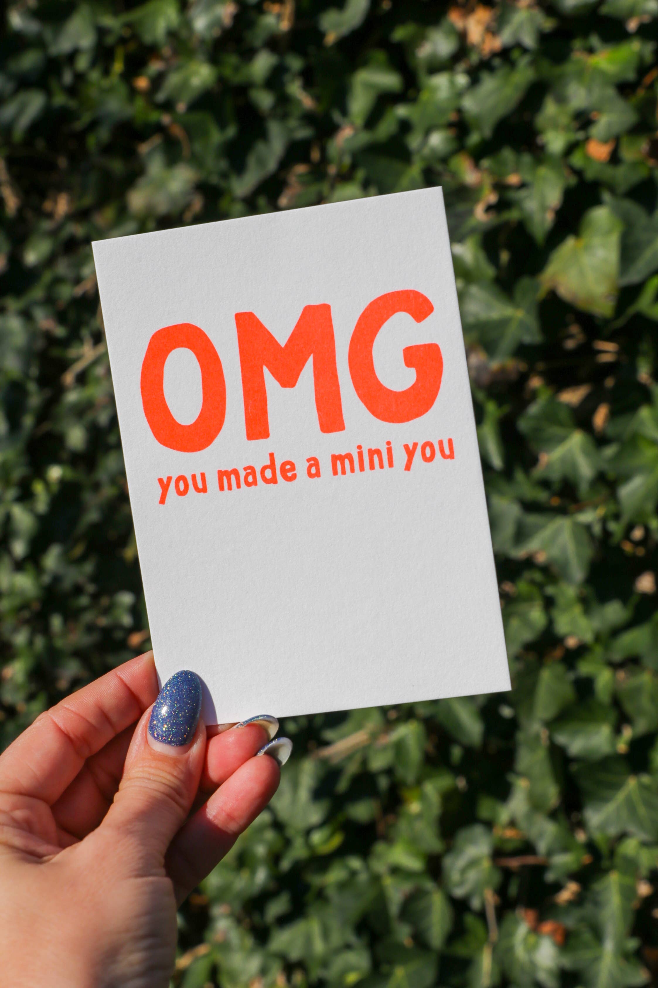 Carte postale néon orange « OMG you made a mini you »