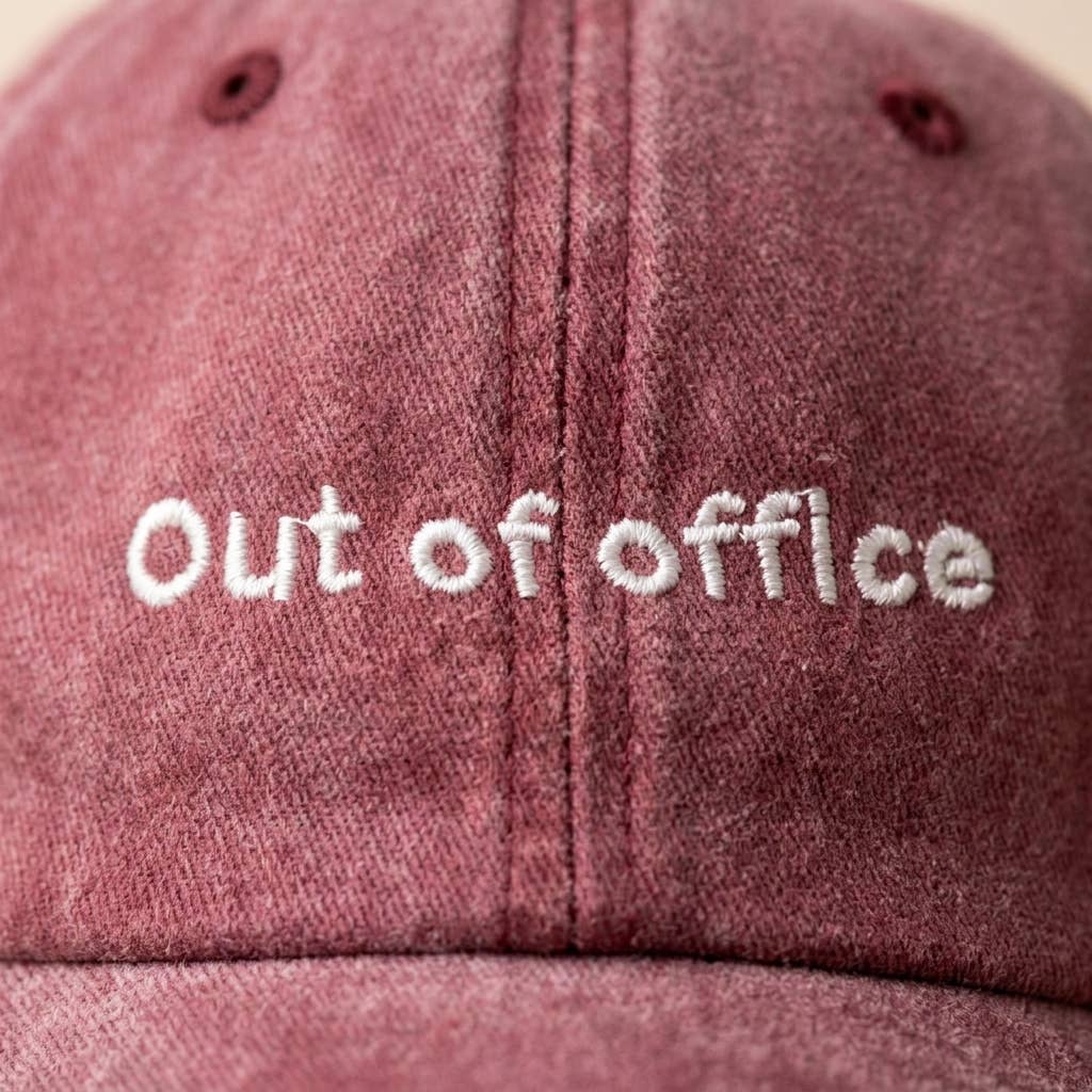 Casquette rose brodée « Hors du bureau »: Black/Gray