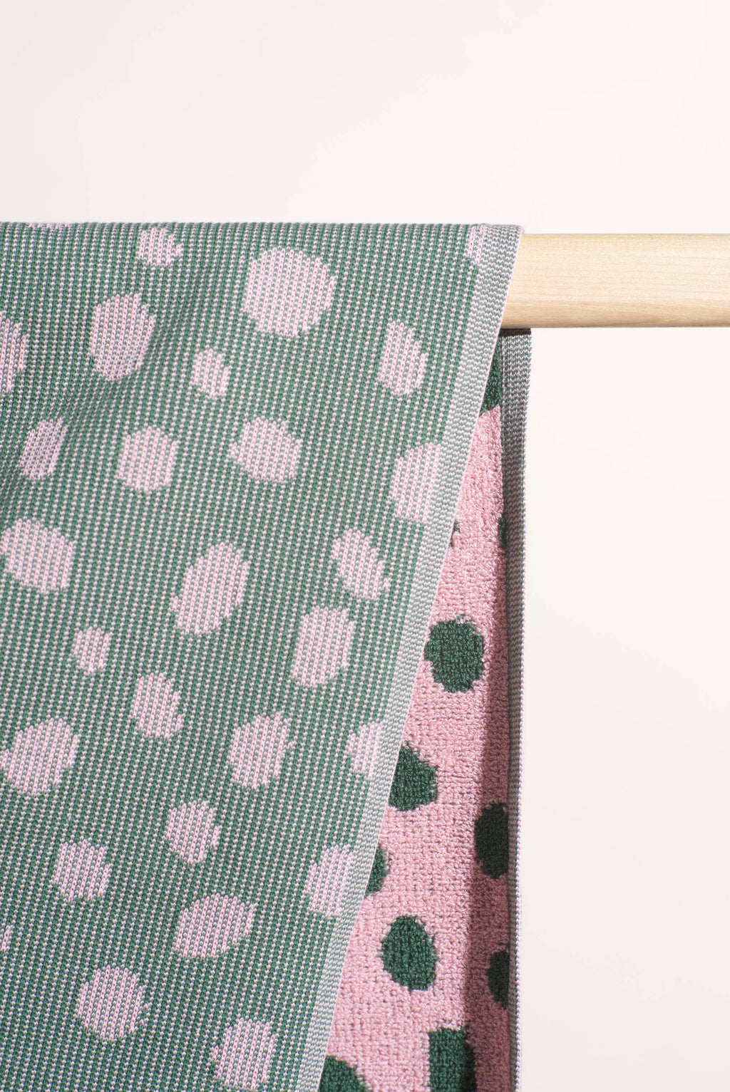 Serviette de plage à motifs galets rose et vert