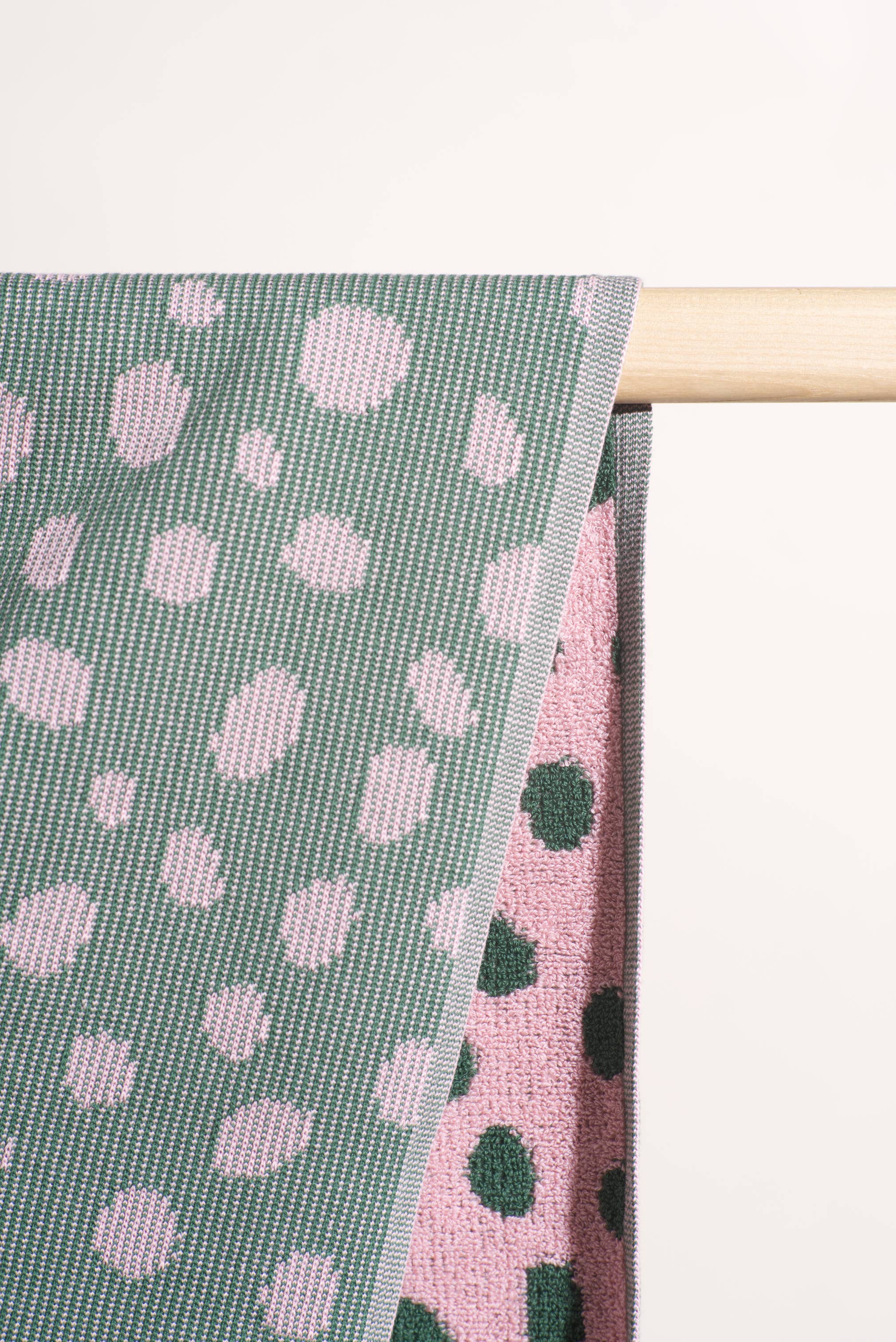 Serviette de plage à motifs galets rose et vert
