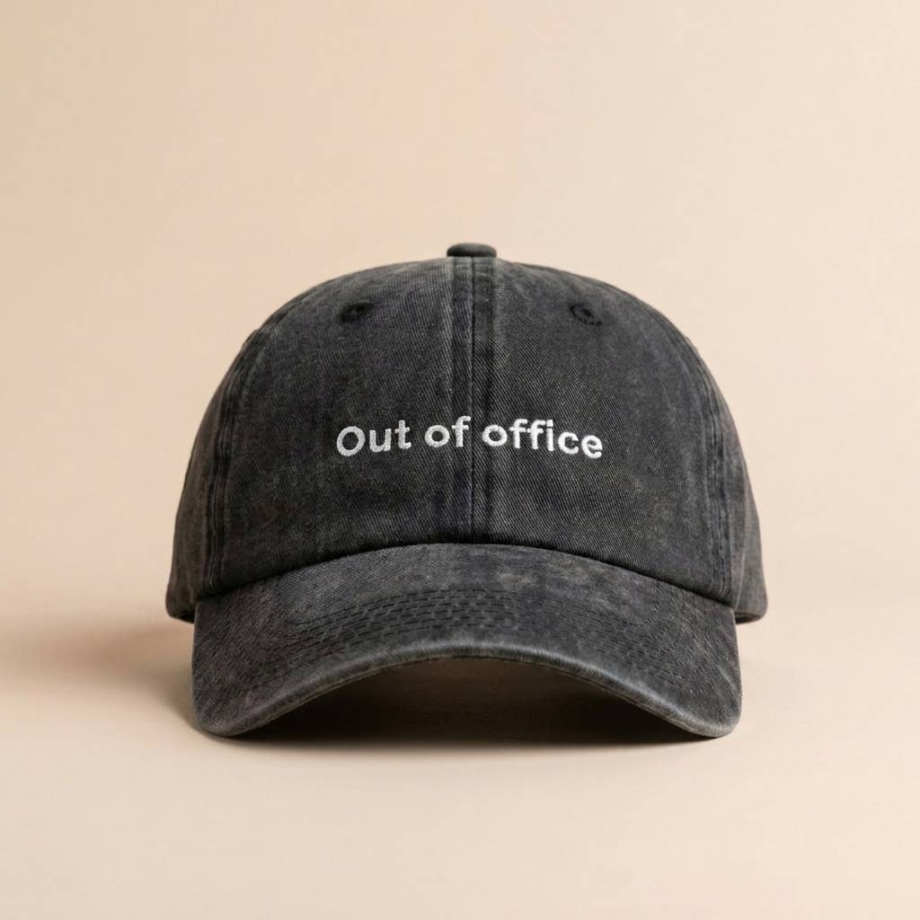 Casquette rose brodée « Hors du bureau »: Black/Gray