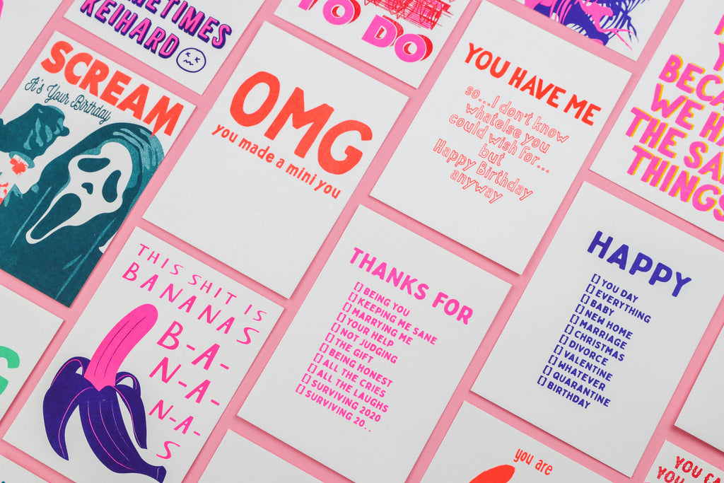 Carte postale néon orange « OMG you made a mini you »