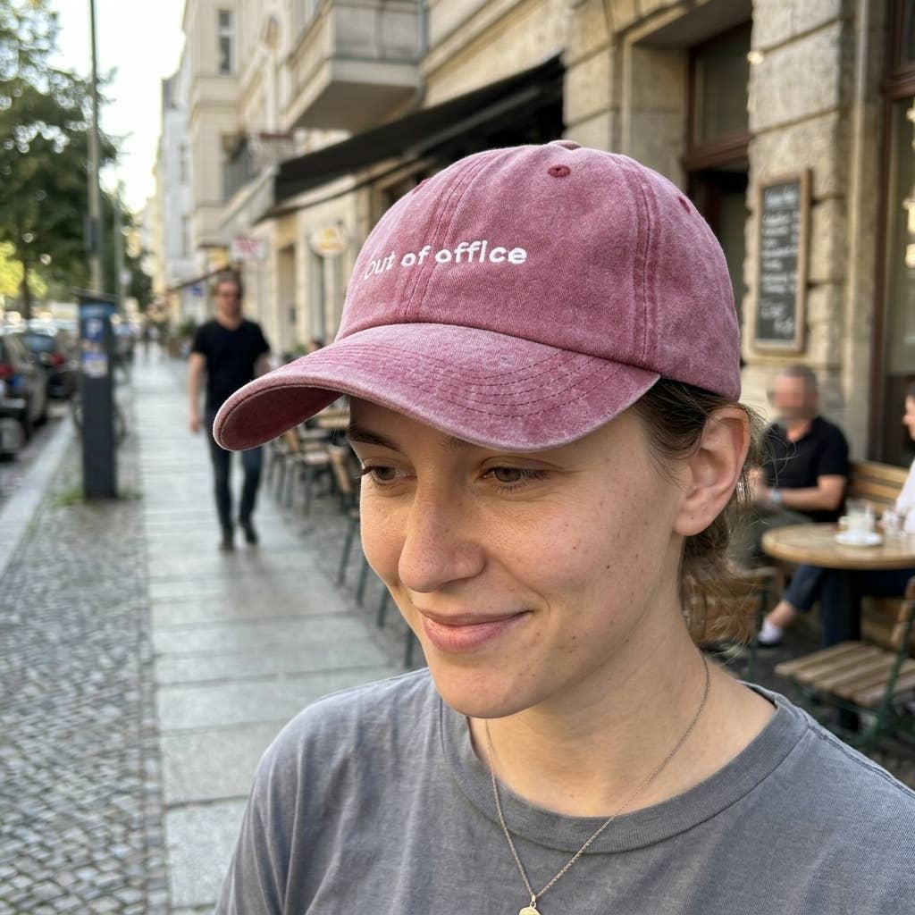Casquette rose brodée « Hors du bureau »: Black/Gray