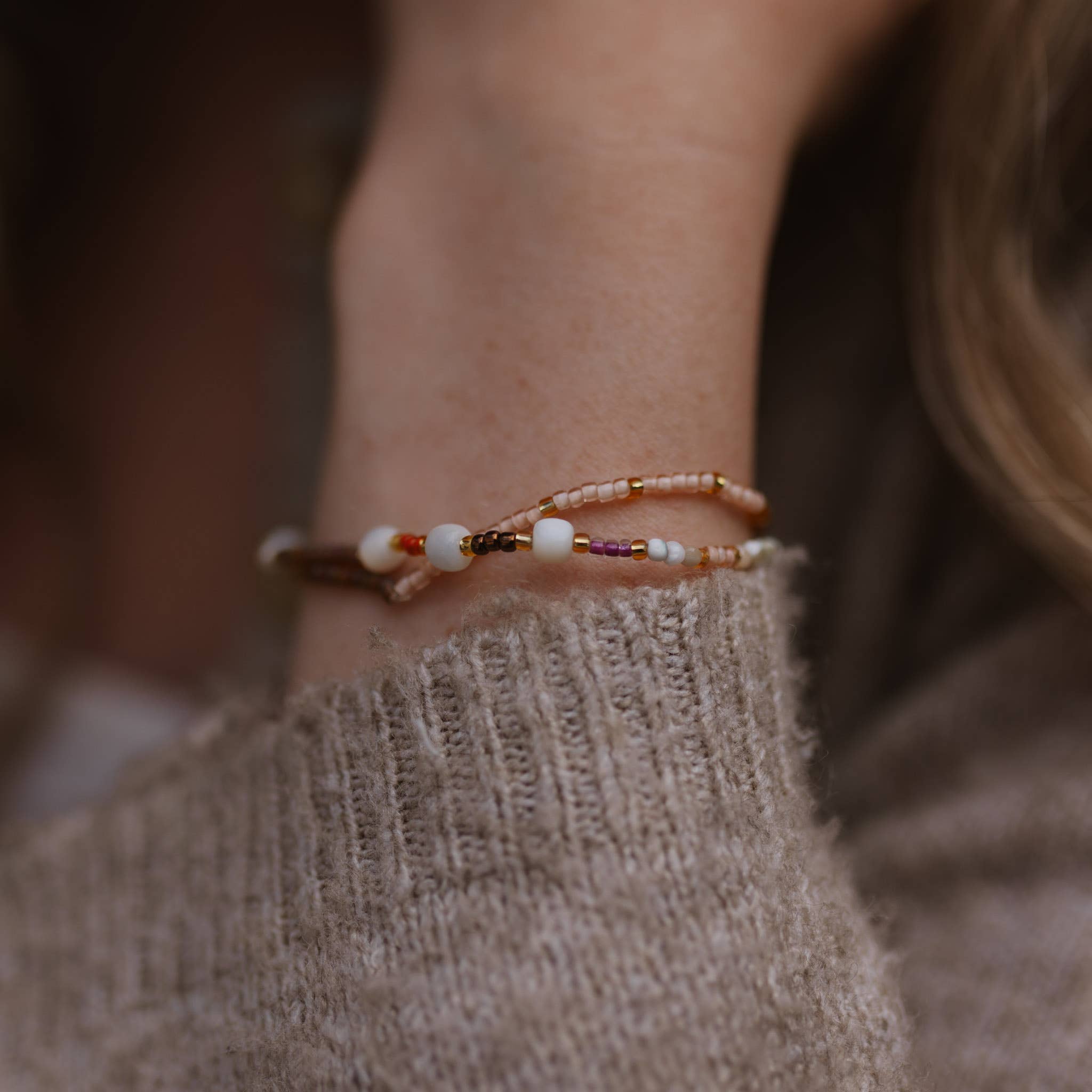 Pantai Bracelet à perles tons chauds, bracelet de surf élastique