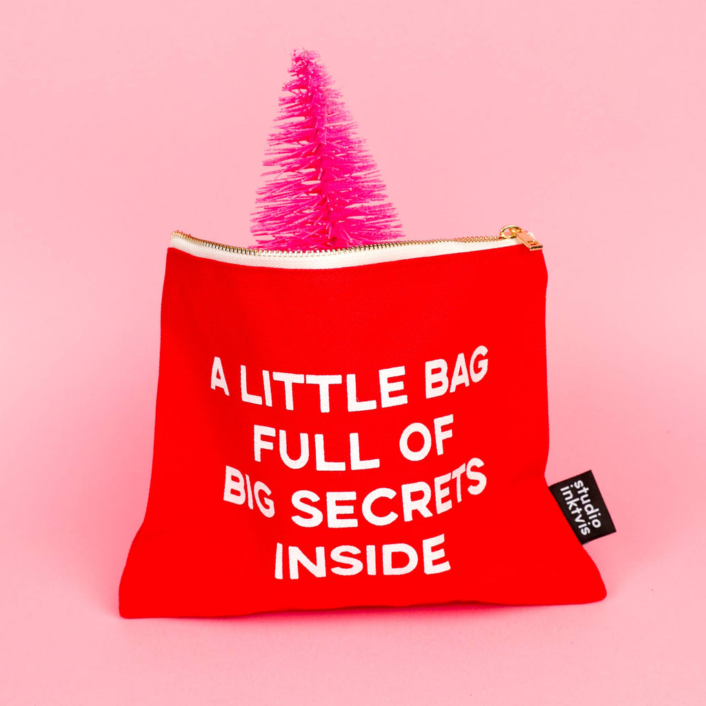 Trousse maquillage rouge « A LITTLE BAG FULL OF BIG SECRETS »