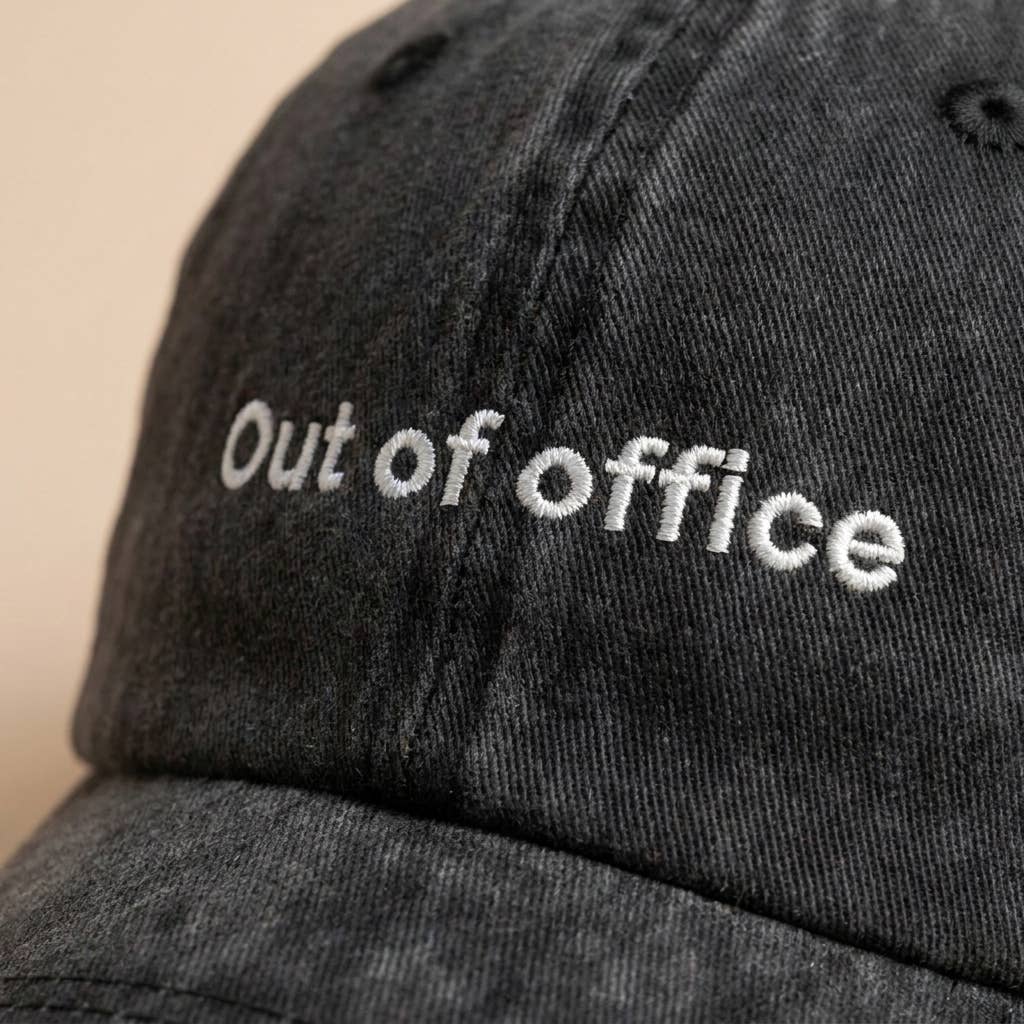 Casquette rose brodée « Hors du bureau »: Black/Gray