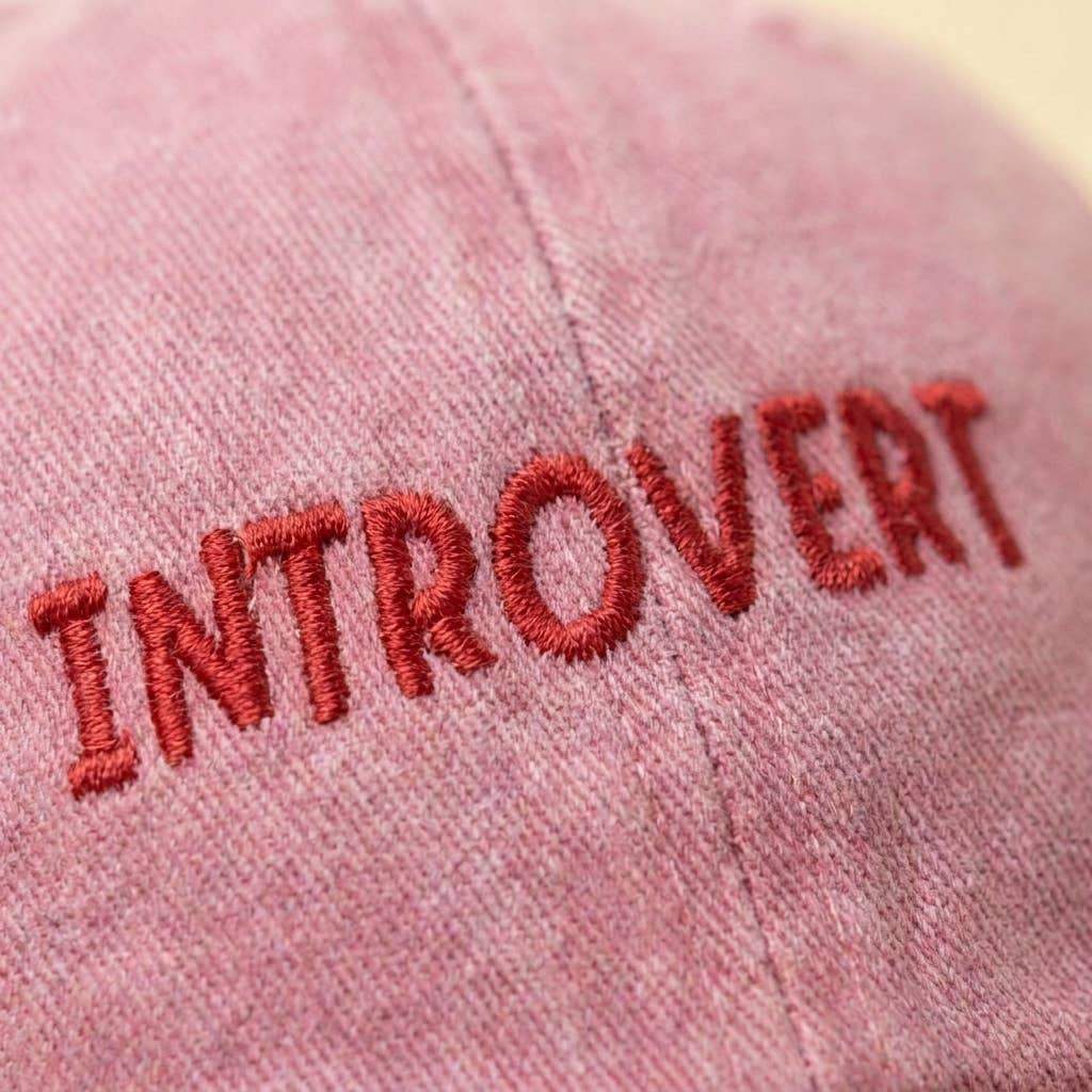 Casquette brodée rose et rouge avec slogan «Introvert» — cadeau original: Burgundy/Red