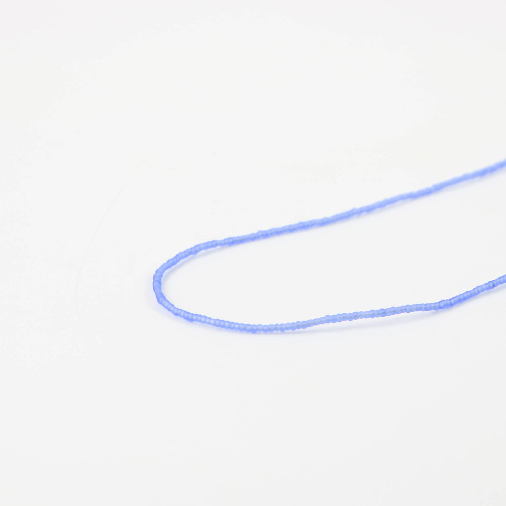 Ka'anapali — collier perlé en verre dépoli, ras-du-cou réglable: Bleu