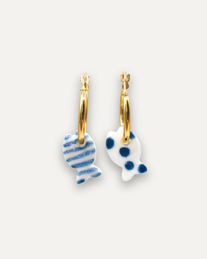 Boucles d'oreilles créoles - Pendentif poisson en porcelaine et argent 925