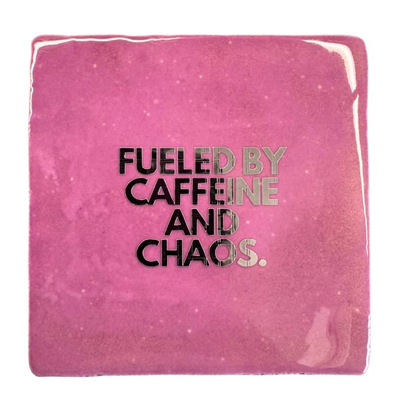 Alimenté par la caféine et le chaos - carreau signature