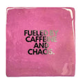 Alimenté par la caféine et le chaos - carreau signature
