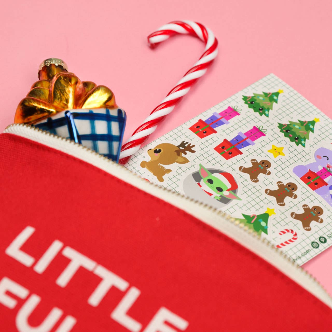 Trousse maquillage rouge « A LITTLE BAG FULL OF BIG SECRETS »