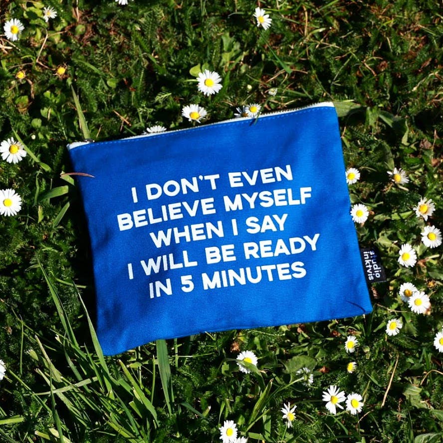 Trousse à maquillage bleue « I don't even believe »