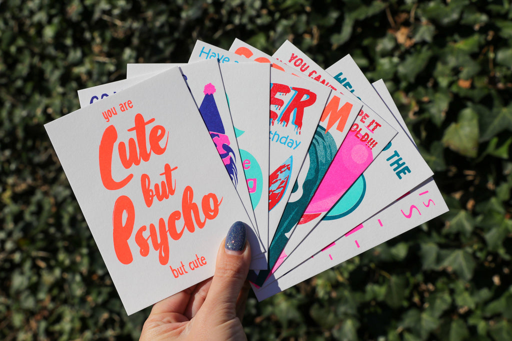 Carte postale risographie néon « Cute but Psycho but Cute »