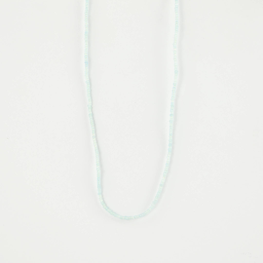 Ka'anapali — collier perlé en verre dépoli, ras-du-cou réglable: Bleu Clair