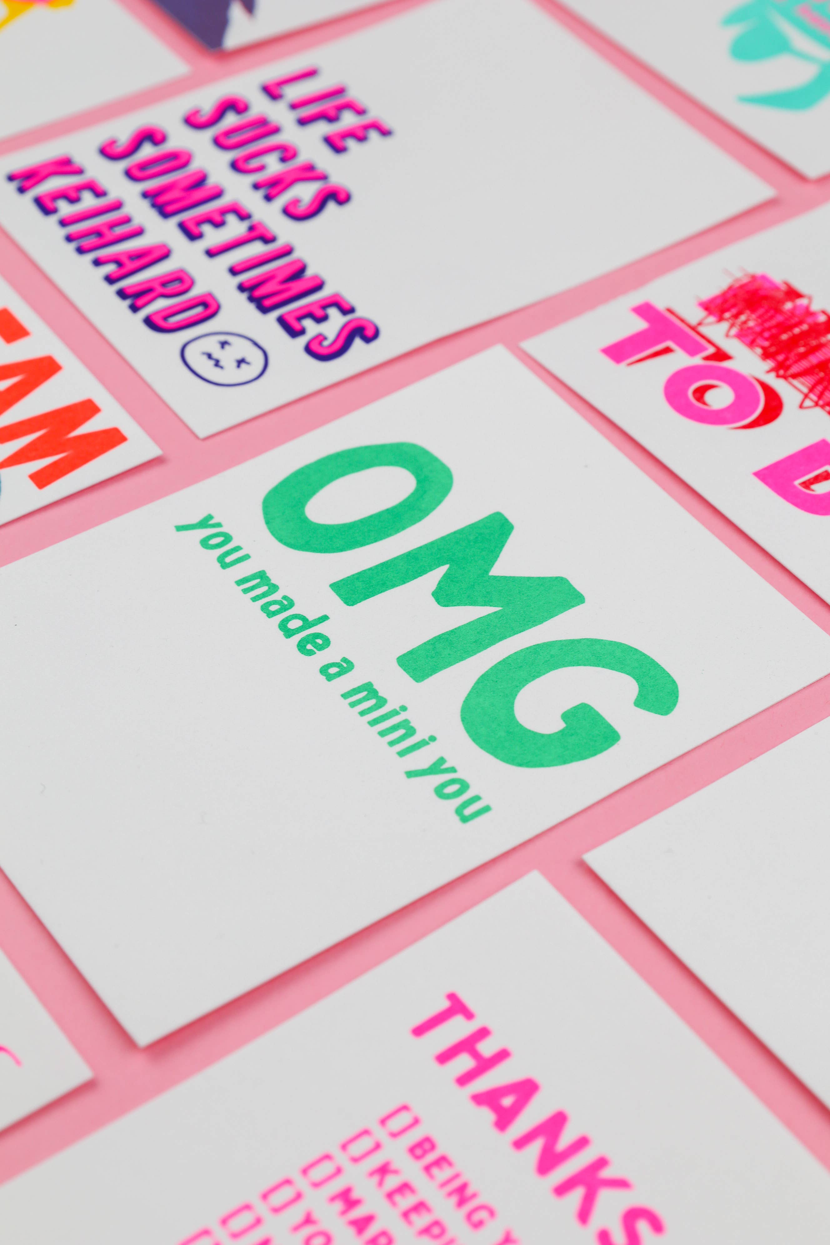 Carte postale verte « OMG you made a mini you »