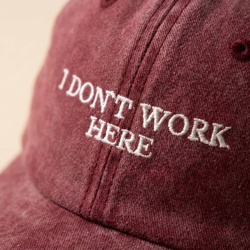 Casquette brodée bordeaux « Je ne travaille pas ici, désolé »: Burgundy