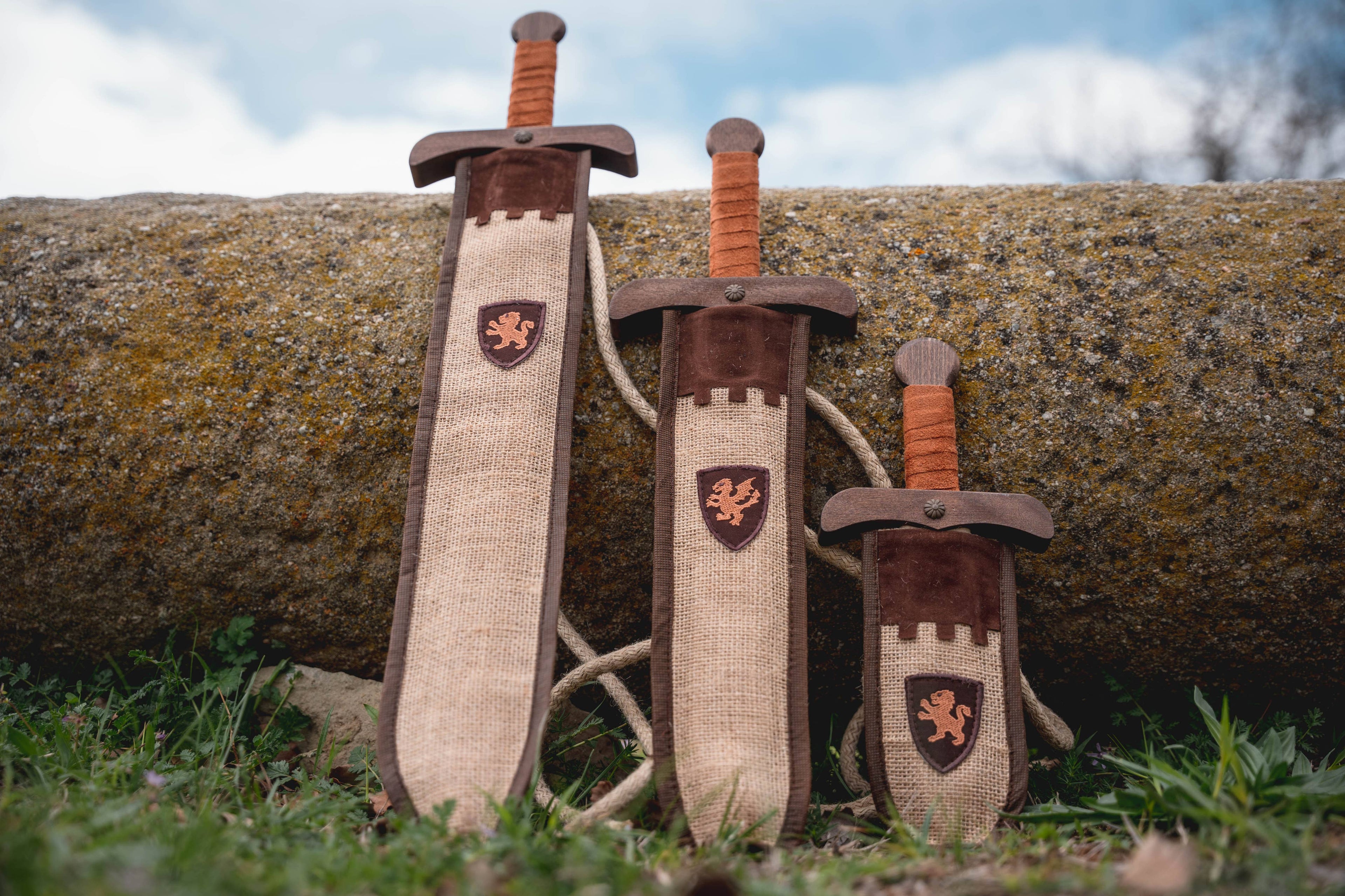 Épée en bois de hêtre rustique 50 cm avec étui en jute - ST397F