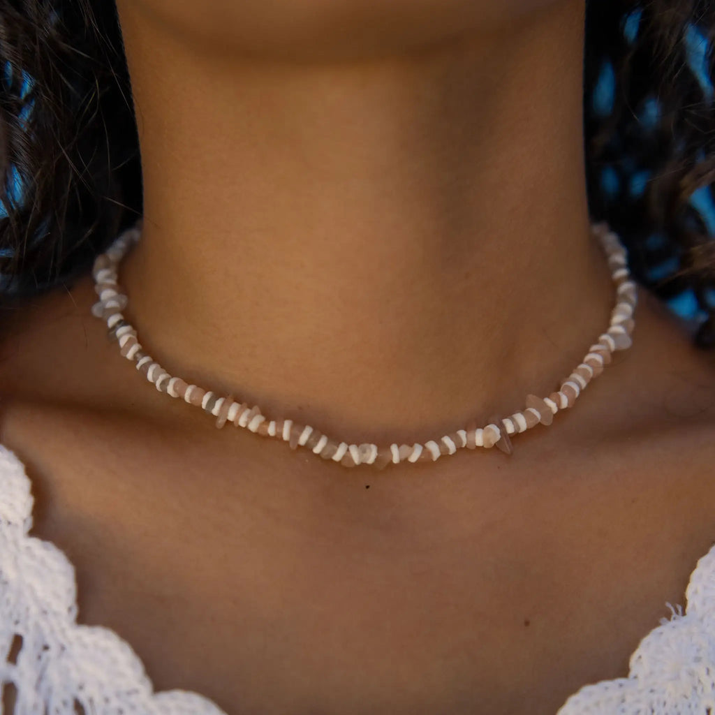Collier Dunes en perles de pierre, ras-de-cou surf à perles réglable: Océan profond