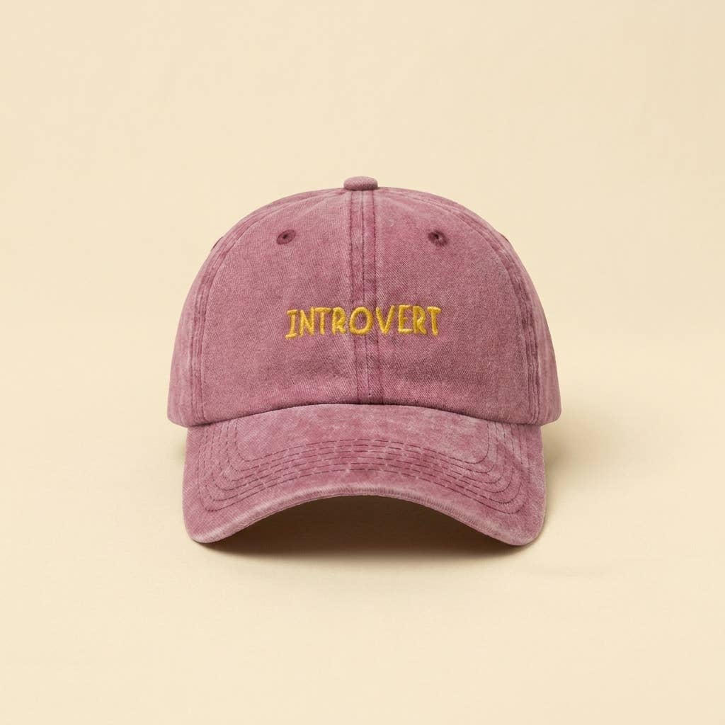 Casquette brodée rose et rouge avec slogan «Introvert» — cadeau original: Burgundy/Red