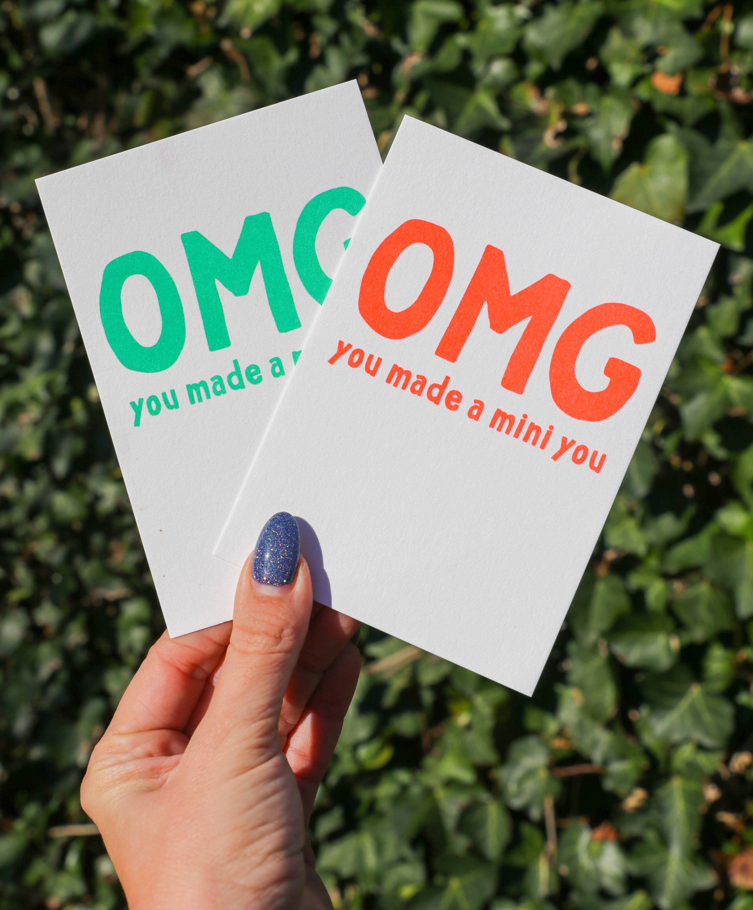 Carte postale verte « OMG you made a mini you »