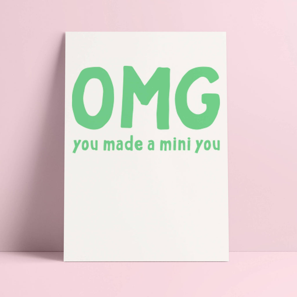 Carte postale verte « OMG you made a mini you »