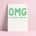 Carte postale verte « OMG you made a mini you »